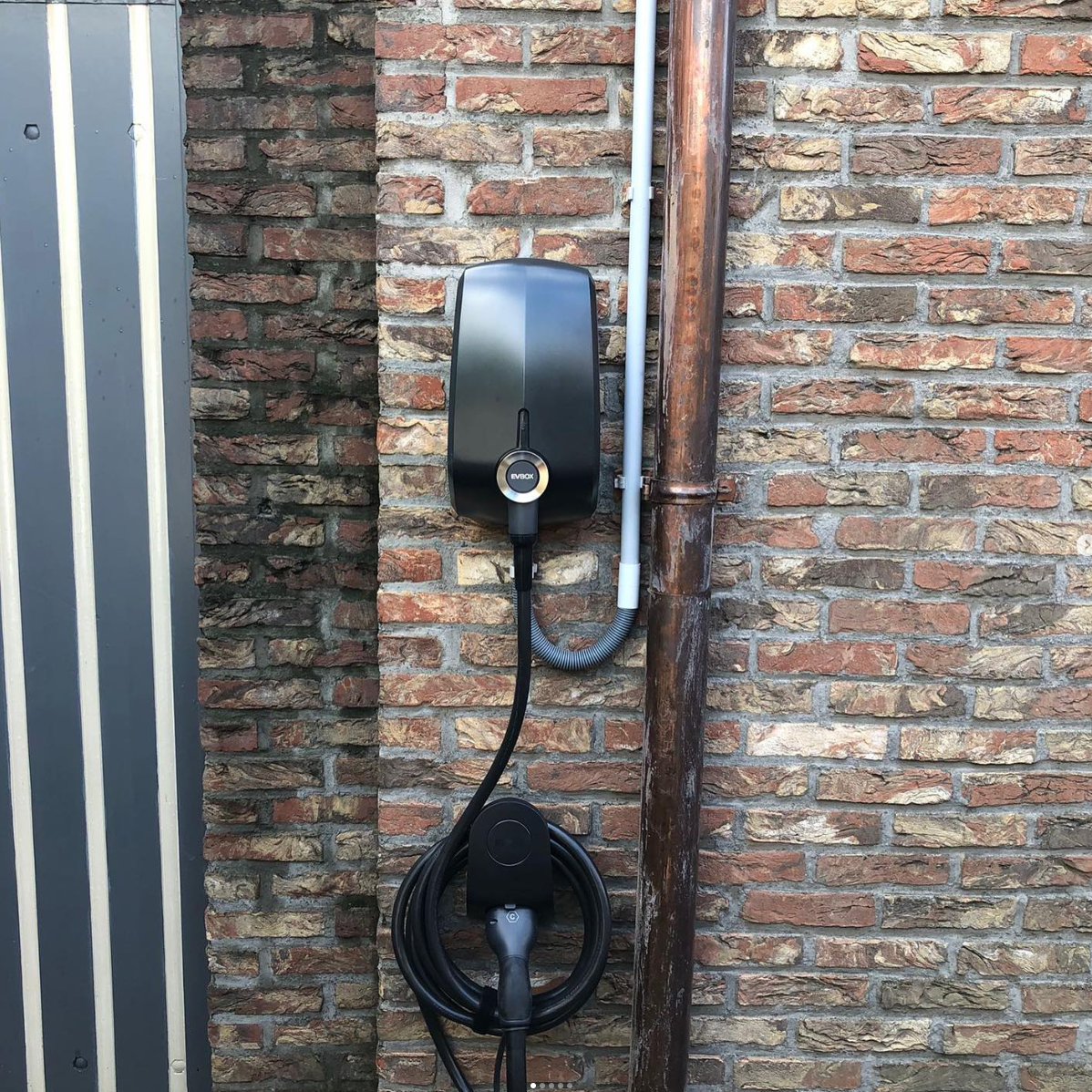 Laadpaal installatie buitenmuur
