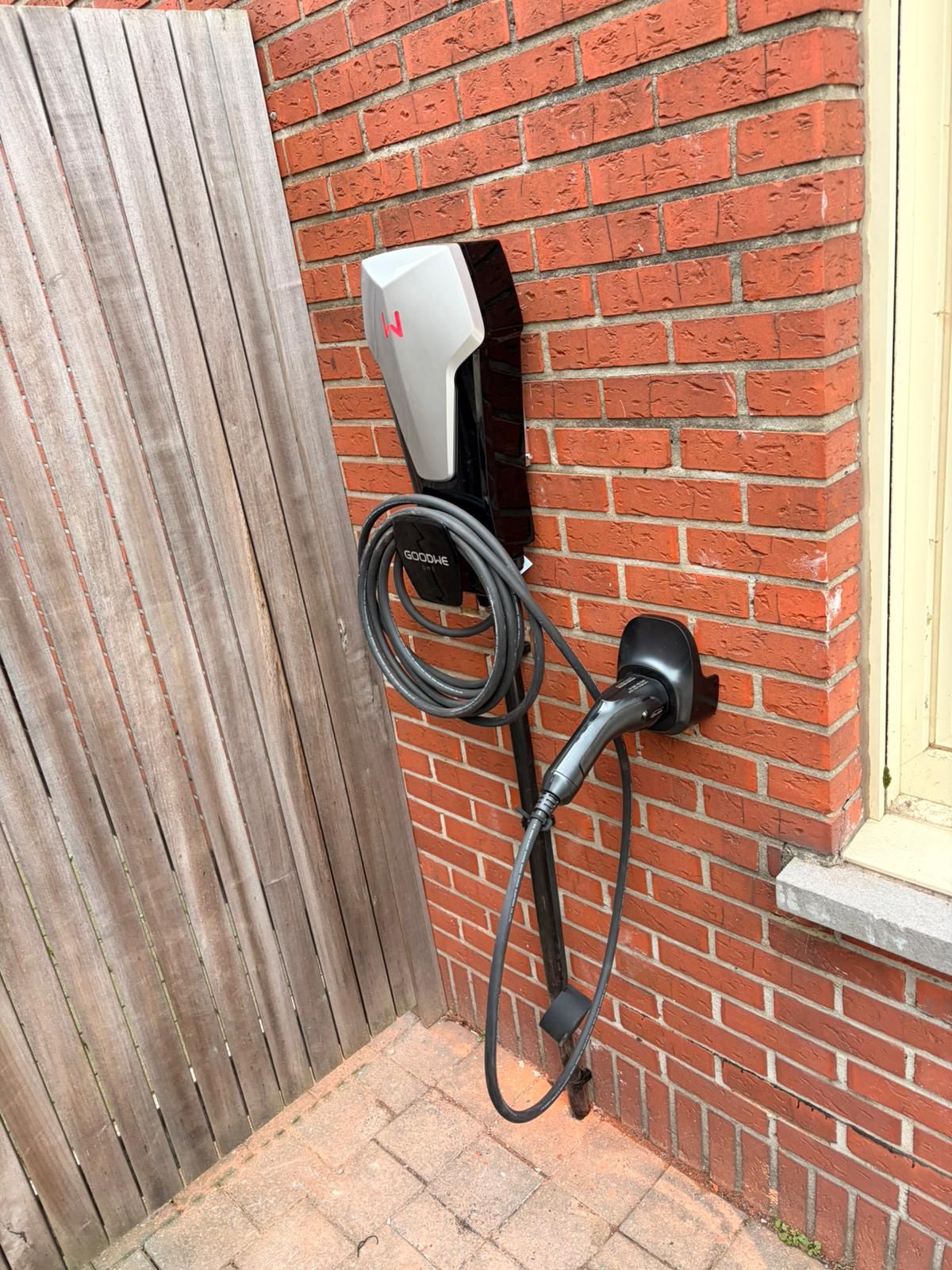 Zappi laadpaal buiten geplaatst